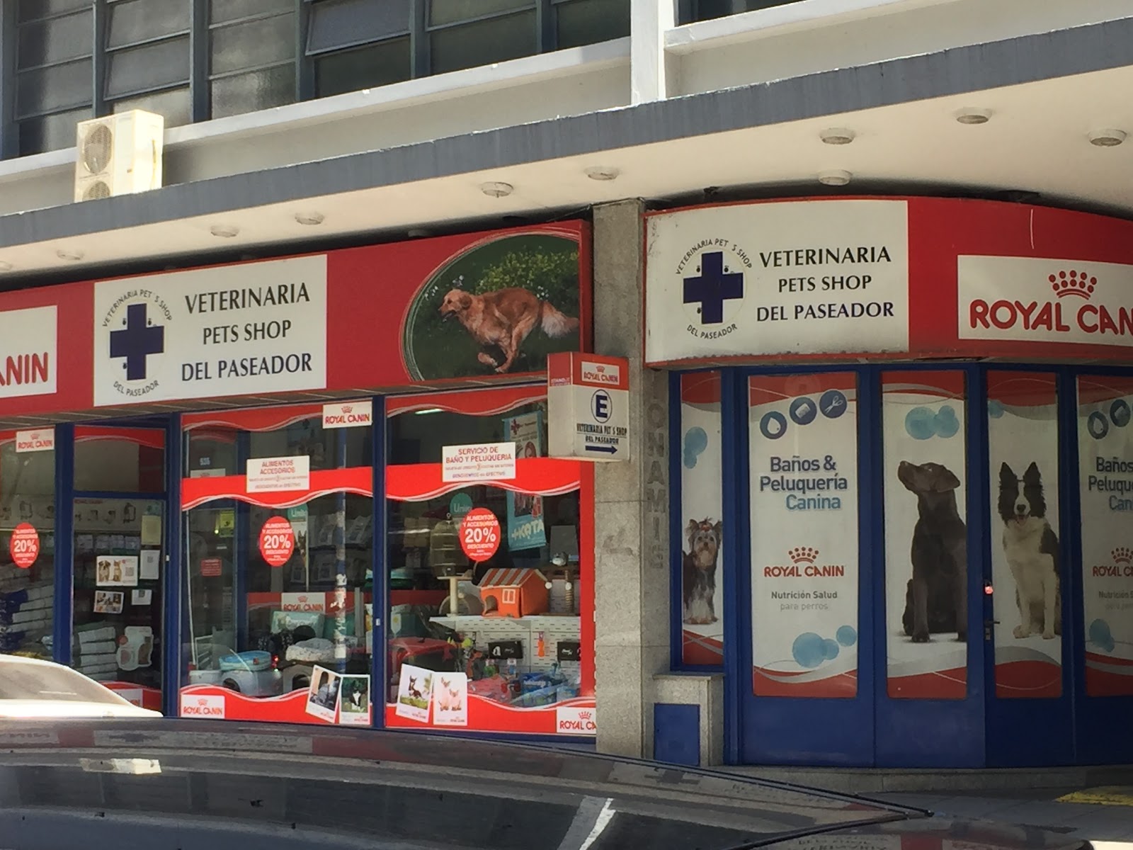 Fachada de Del Paseador, veterinaria y pet shop en Flores